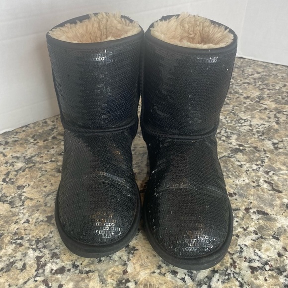 UGG CLASSIC SHORT SPARKLE SEQUINS WINTER BOOT BLACK 6 - Picture 5 of 10
